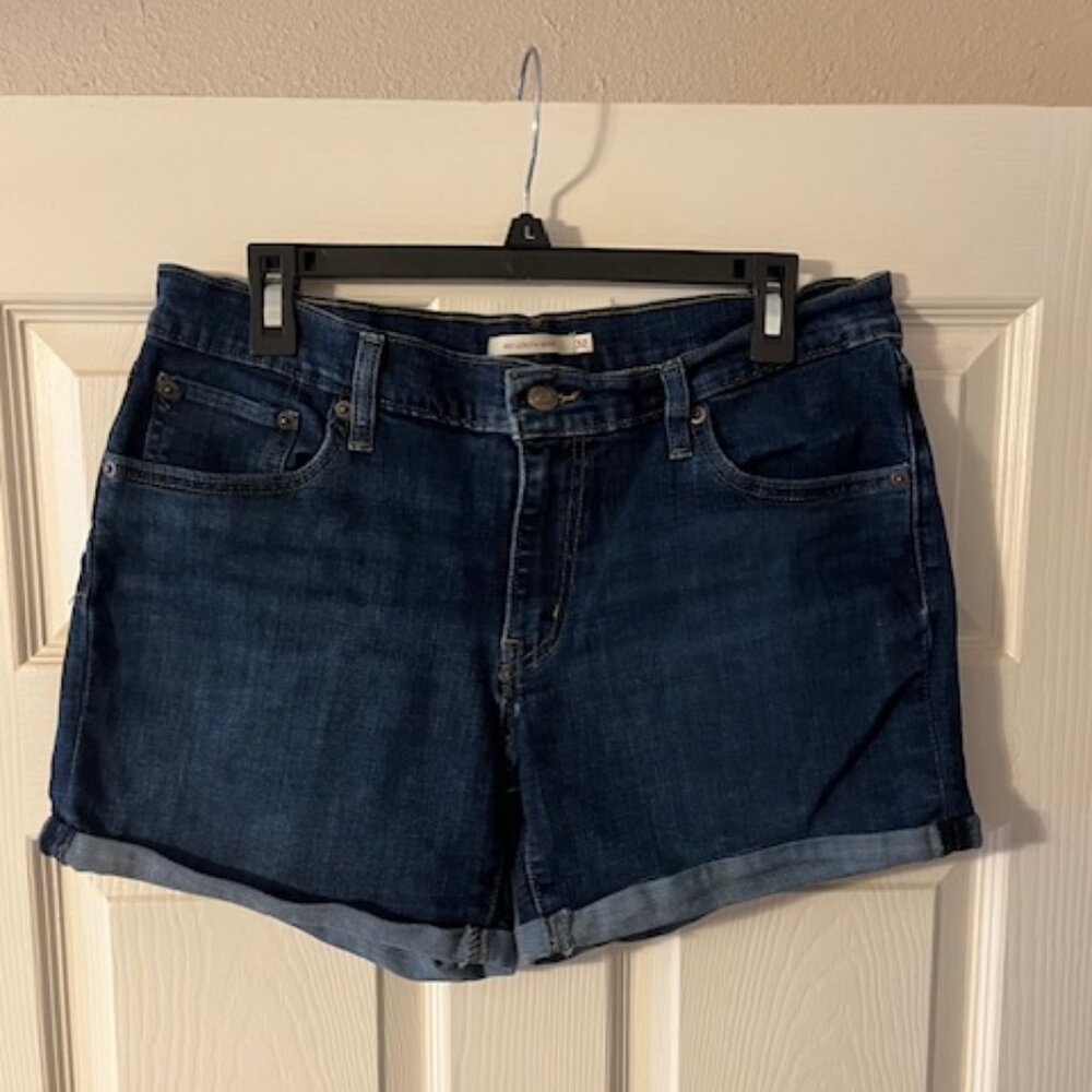 Levis Mid Length Short
